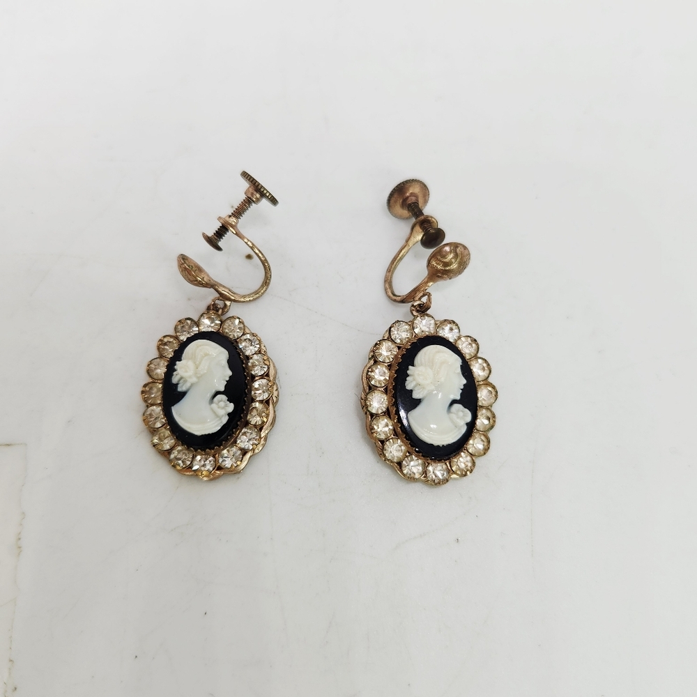 Coro Black White Cameo Gold Tone Rhinestone Screw Back Dangle Earrings Vintage